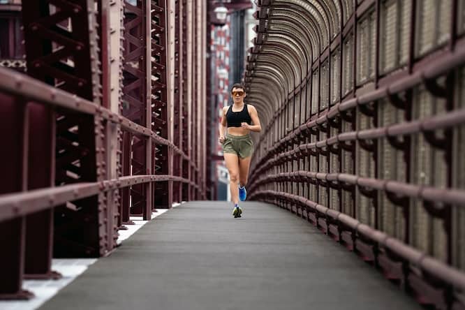 Kobieta biegnie mostem w New Balance
